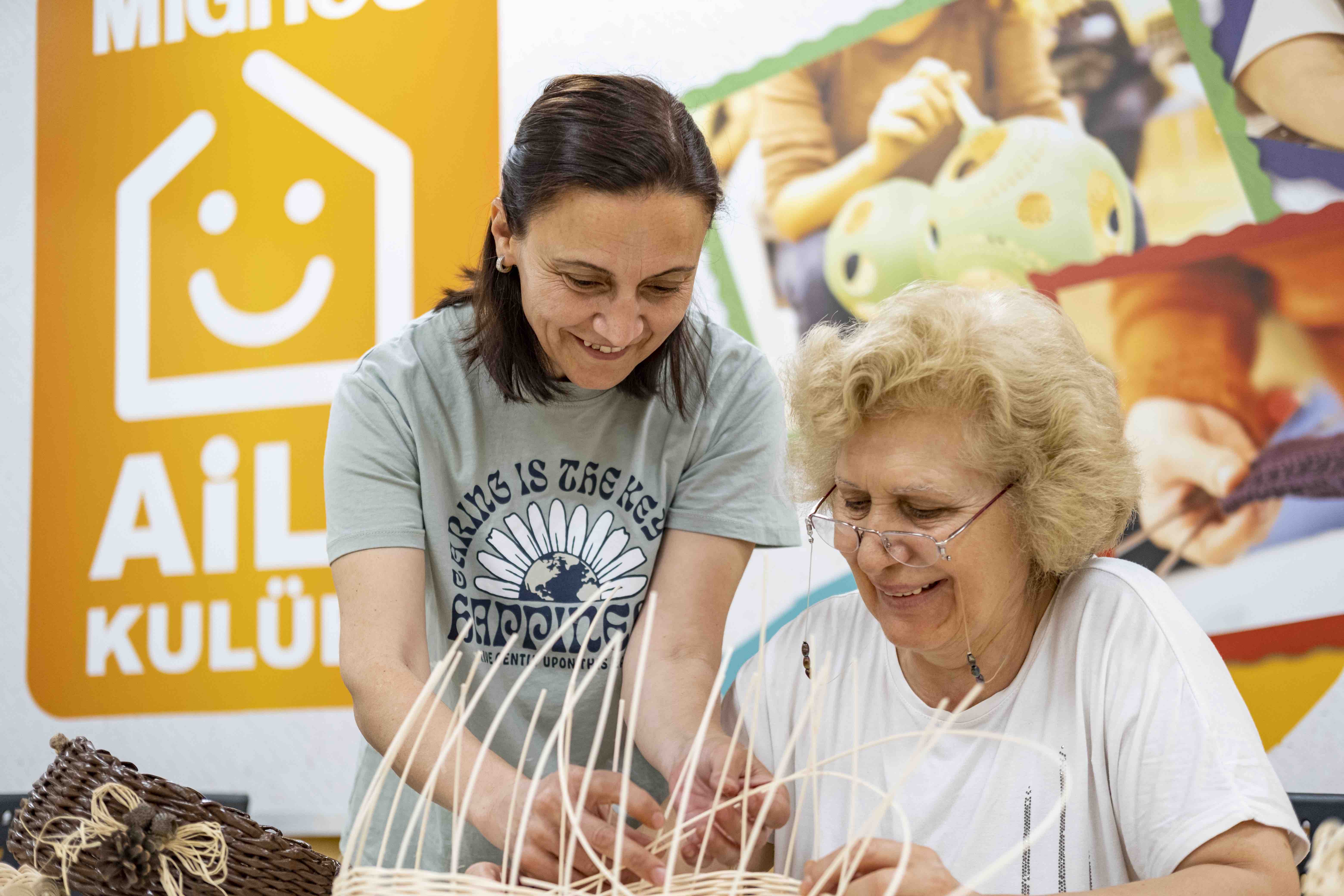 Migros Aile Kulübünde birlikte sepet örmeyi öğrenen katılımcılar